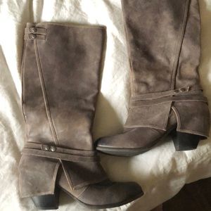 Size 12 fergie boots brown leather